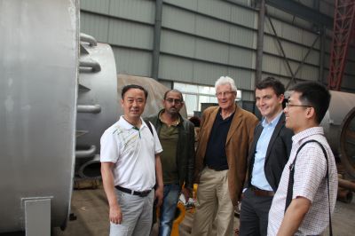 我司程經理與緬甸客戶在車間項目討論